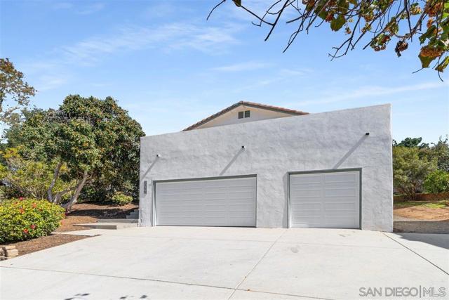 1756 Alhudson Dr, Escondido CA: https://media.crmls.org/mediaz/45424c74-a11e-4907-8adf-750b76e6f80f.jpg