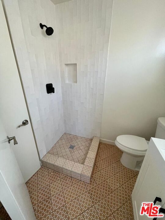 553 N Flores Street, West Hollywood CA: https://media.crmls.org/mediaz/45425111-4237-4ebb-baa3-e56020e3d8e3.jpg