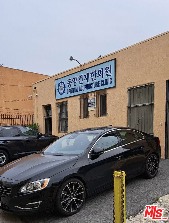 327 Western Avenue, Los Angeles, California 90020, ,Commercial Sale,For Sale,Western,24400019
