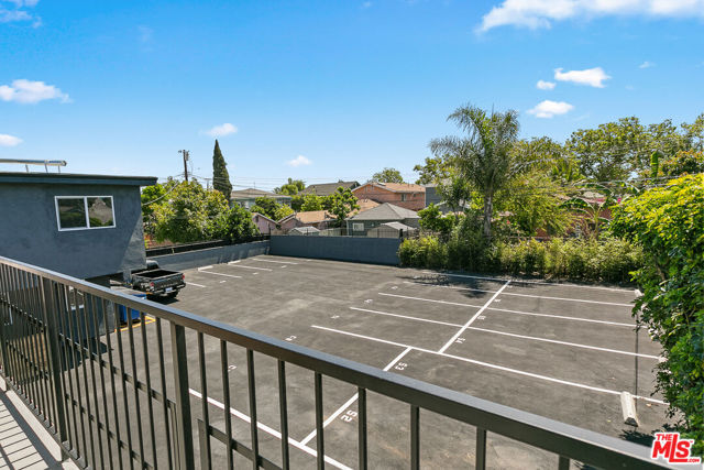 2922 Hauser Boulevard, Los Angeles CA: https://media.crmls.org/mediaz/45437798-c9c3-4603-9a86-22e47a190b2b.jpg