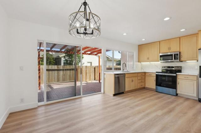 2856 Biddleford Drive, San Ramon CA: https://media.crmls.org/mediaz/45438157-badd-4583-ae92-e016ae434224.jpg