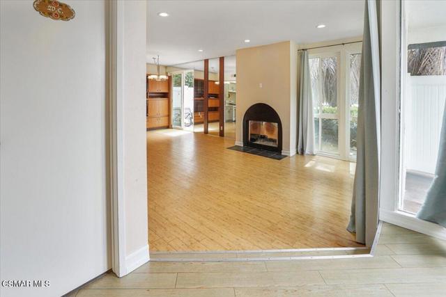 17842 Magnolia Boulevard, Encino CA: https://media.crmls.org/mediaz/4544348a-a020-4b9e-a350-c2708f5f1662.jpg