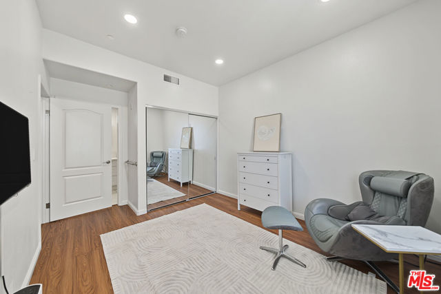 309 South Mariposa Avenue, 101 photo 13