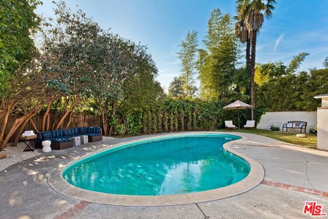 4219 Saugus Avenue, Sherman Oaks CA: https://media.crmls.org/mediaz/45461a49-dcde-402f-9675-5750a1432de0.jpg