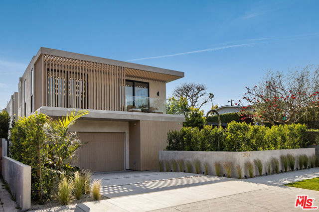 2457 Glyndon Avenue, Venice CA: https://media.crmls.org/mediaz/45467308-4716-425d-8f94-b5c2c46747d9.jpg