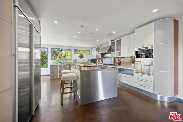 2980 Hollyridge Drive, Los Angeles CA: https://media.crmls.org/mediaz/45470e7d-e2eb-46d9-99bf-9f3c739eb18e.jpg