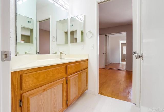 4620 Los Alamos Way, Oceanside CA: https://media.crmls.org/mediaz/45472f1c-a082-4e6c-8bd4-62fe9e64eb2a.jpg