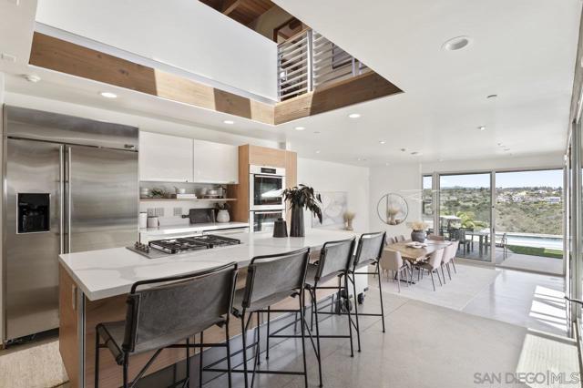 1635 Gascony Rd, Encinitas CA: https://media.crmls.org/mediaz/4547a37a-aefd-42b0-87cb-f37dc286b4b2.jpg
