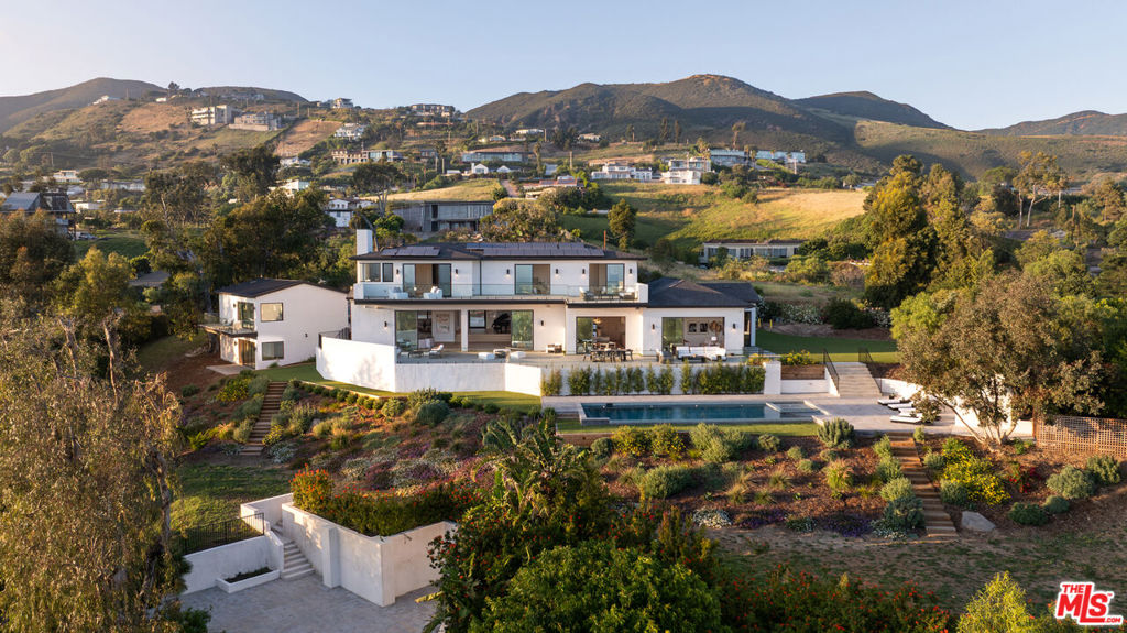 29924 Harvester Road — Contemporary