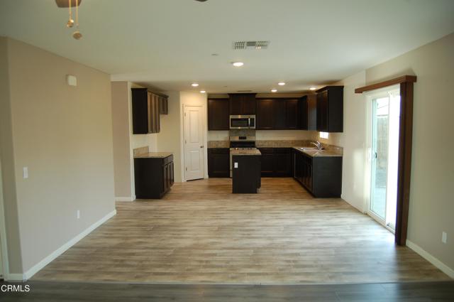 6200 Whaleback Avenue, Bakersfield CA: https://media.crmls.org/mediaz/45495572-f800-423f-8c79-02d39a9cd961.jpg