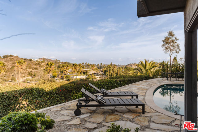 8559 Edwin Drive, Los Angeles CA: https://media.crmls.org/mediaz/454a4df4-cbeb-484e-b205-3685ee736cd0.jpg