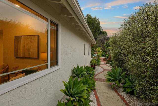 1736 Hill Top Lane, Encinitas CA: https://media.crmls.org/mediaz/454a8b7e-b0f9-4589-9e68-63a46cc56ec1.jpg