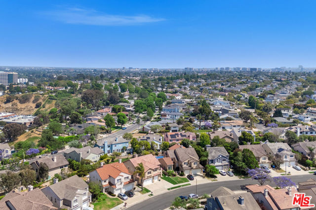 6615 Kentwood Bluffs Drive, Los Angeles CA: https://media.crmls.org/mediaz/454ad6a1-074e-4090-bced-ab5b955b24a3.jpg