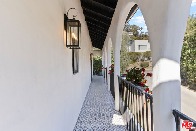 1923 Sunset Plaza Drive, Los Angeles CA: https://media.crmls.org/mediaz/454c0518-5913-4549-bdca-284bd298bc79.jpg