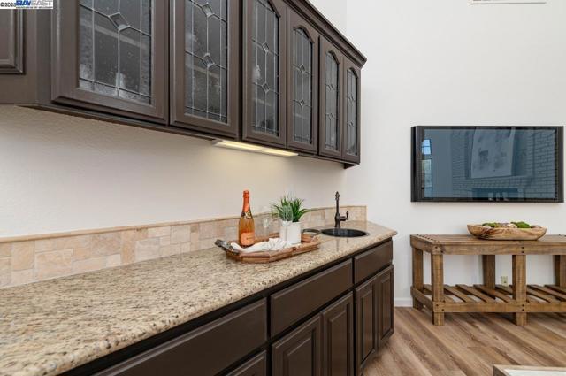 942 Finovino Ct, Pleasanton CA: https://media.crmls.org/mediaz/454c2002-1229-48bb-a0d8-c0e546e2a8e2.jpg