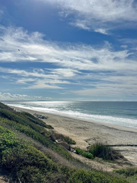 3190 Falcon Drive, Carlsbad CA: https://media.crmls.org/mediaz/454d2e8c-4809-42ce-bcbc-4132d861daaa.jpg