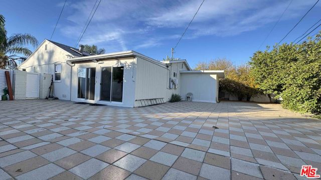 7516 Oakdale Avenue, Winnetka CA: https://media.crmls.org/mediaz/454d3aef-4551-46d8-a51a-3b55274f9bc4.jpg