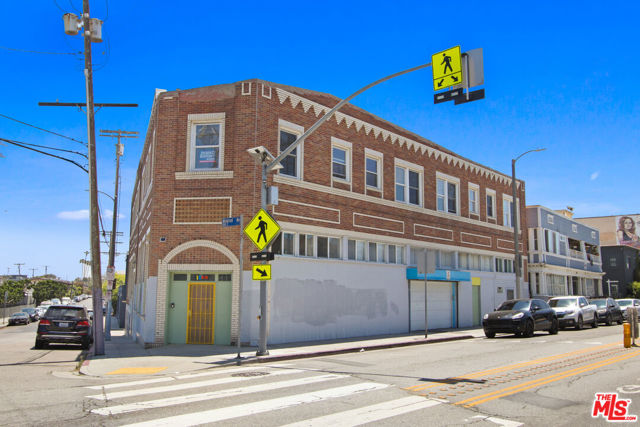 1802 Pacific Avenue, Venice CA: https://media.crmls.org/mediaz/454d8563-67a4-47a2-b193-4915afe1a6ea.jpg