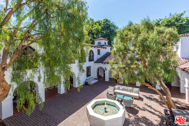820 N Roxbury Drive, Beverly Hills CA: https://media.crmls.org/mediaz/454e7dc3-6740-4fa9-ab38-24331cf7e16a.jpg