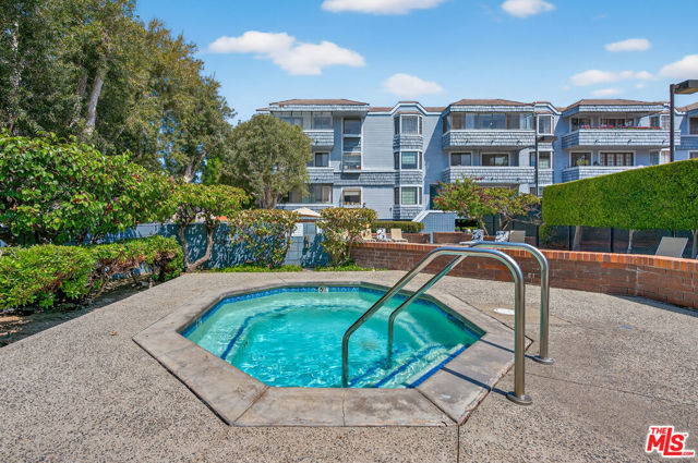 311 Bora Bora Way, Marina del Rey CA: https://media.crmls.org/mediaz/454e857d-d594-4e80-b5cf-28dc9e101a7a.jpg