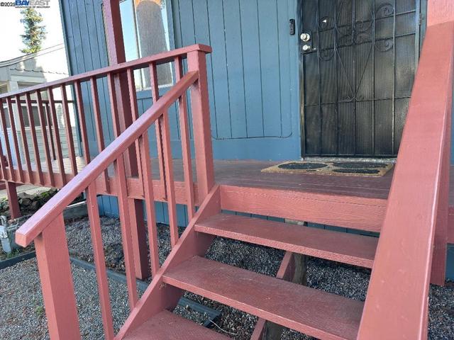 8065 earl st, Oakland CA: https://media.crmls.org/mediaz/454eb640-9ee6-44ef-ac6c-aab284579b4c.jpg