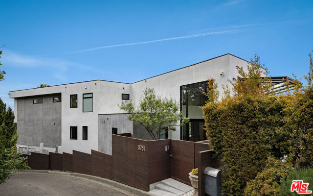 5751 Valley Oak Drive, Los Angeles CA: https://media.crmls.org/mediaz/45507d25-b3c3-43c1-ac56-d3884047025b.jpg