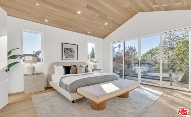 2040 Glencoe Avenue, Venice CA: https://media.crmls.org/mediaz/4550ab82-cc75-4546-a64e-a9432d1ab6ab.jpg
