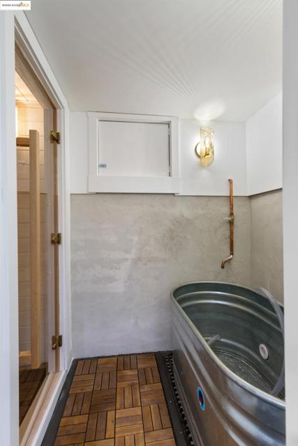 1539 E 38Th St, Oakland CA: https://media.crmls.org/mediaz/45513782-425f-4071-a833-0c213623677c.jpg