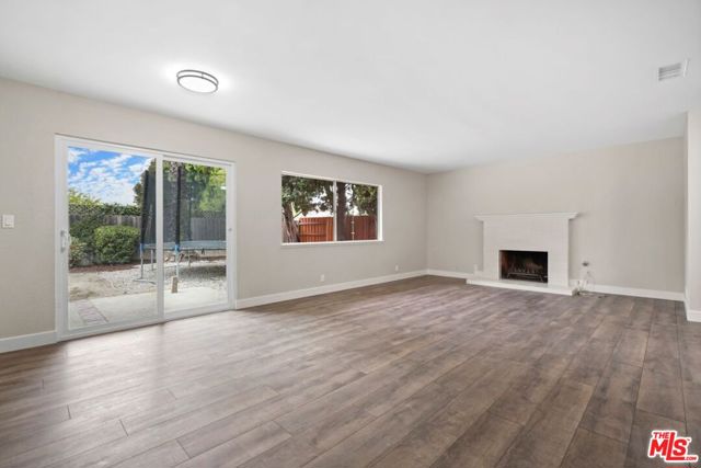 2749 Amber Wood Place, Thousand Oaks CA: https://media.crmls.org/mediaz/45515ada-ad24-4dd4-a21e-cfc875cb7301.jpg