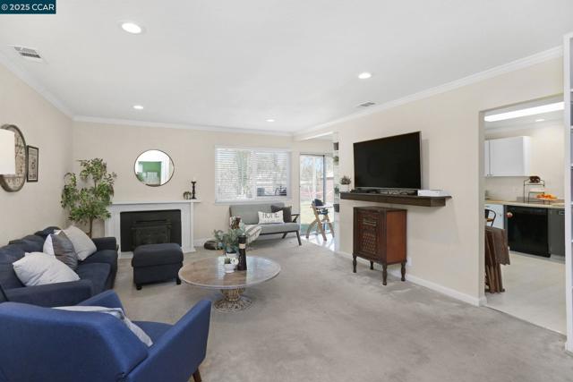 2745 Minert Rd, Concord CA: https://media.crmls.org/mediaz/4551978a-82a1-41bb-b9d4-35aa4801465f.jpg