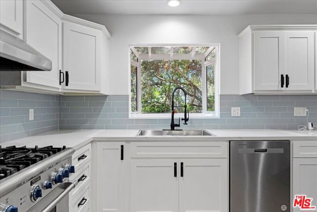 21171 Colina Drive, Topanga CA: https://media.crmls.org/mediaz/4551df17-16a0-4efa-a31e-149f0352ff57.jpg