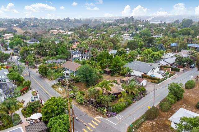 890 Capri Rd, Encinitas CA: https://media.crmls.org/mediaz/455272ec-9519-4ddd-a2fb-991294640950.jpg