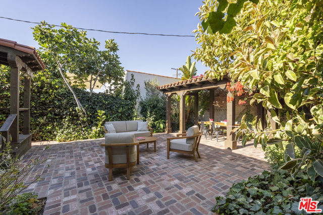 3010 11th Avenue, Los Angeles CA: https://media.crmls.org/mediaz/4552ff78-6fba-45e8-b36f-7c63897ff189.jpg