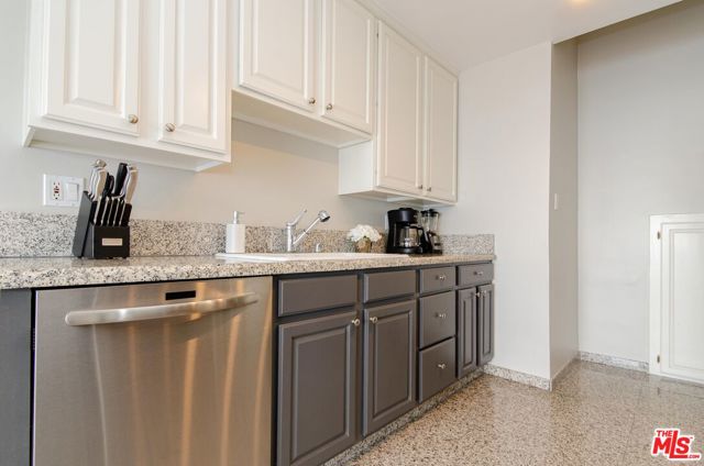 18065 Coastline Drive, Malibu CA: https://media.crmls.org/mediaz/45546df0-3589-49da-a937-1a511c3499ba.jpg