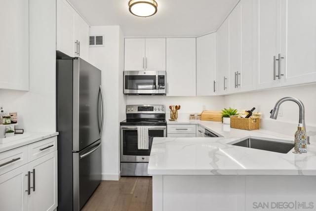545 Shady Brook Pl, Escondido CA: https://media.crmls.org/mediaz/45547501-8977-43df-b813-467053a2588f.jpg