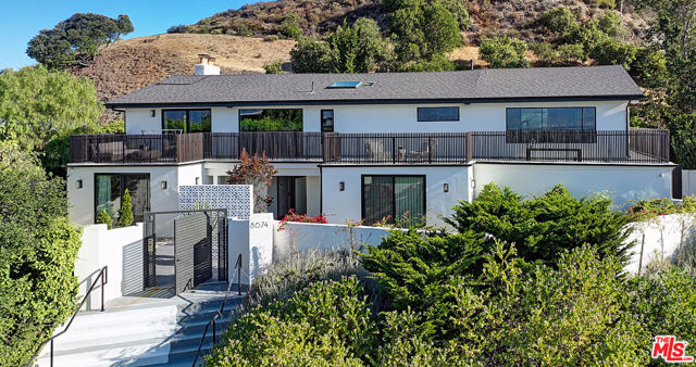 8674 Edwin Drive, Los Angeles CA: https://media.crmls.org/mediaz/4554b9b4-746b-4b91-98e6-9b291c2eacfb.jpg