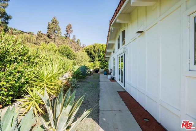 1200 El Hito Circle, Pacific Palisades CA: https://media.crmls.org/mediaz/4555bc72-843d-4e13-ad60-5c72ed4c27f4.jpg