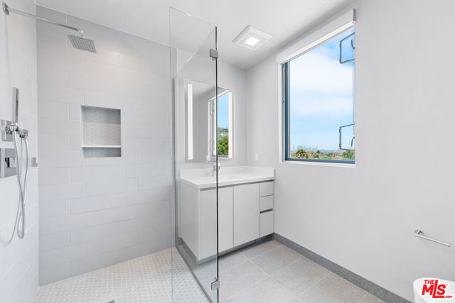 1001 N FAIRFAX Avenue, West Hollywood CA: https://media.crmls.org/mediaz/45569ec8-c6d6-4858-9cbb-562c7901fa84.jpg