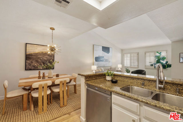 24470 Kathleen Drive, Laguna Niguel CA: https://media.crmls.org/mediaz/4556a966-3cdf-4d2f-91b1-deabfefe8c9f.jpg