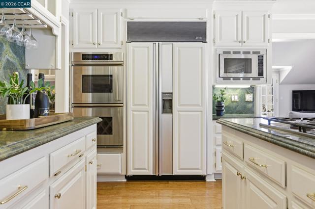 Image 10 of 50 For 725 Castle Rock Rd