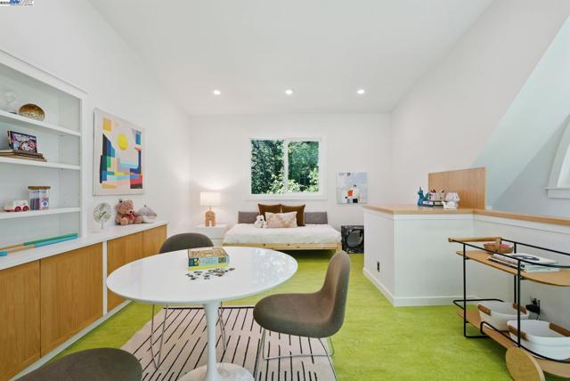 7380 Claremont Ave, Berkeley CA: https://media.crmls.org/mediaz/4558ae37-88f6-429b-86c6-6b8dd290879d.jpg