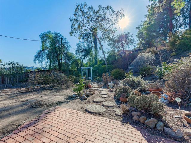 4726 Lorena Place, El Cajon CA: https://media.crmls.org/mediaz/4558fb8f-6dbc-459f-91a0-19241602af0e.jpg