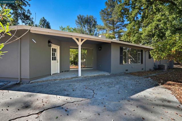 1016 Stone Valley Rd, Alamo CA: https://media.crmls.org/mediaz/455a3275-e0de-465e-b40a-7acb2a3a0ab0.jpg