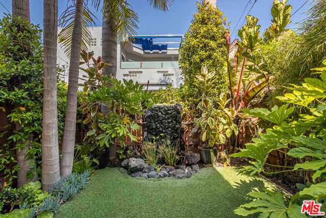 2336 Boone Avenue, Venice CA: https://media.crmls.org/mediaz/455b0995-7d19-470f-bd03-aade472fc2ea.jpg