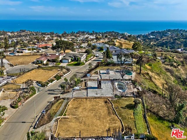 917 Enchanted Way, Pacific Palisades CA: https://media.crmls.org/mediaz/455c4952-3c06-4724-8d48-0e29187bc0c8.jpg