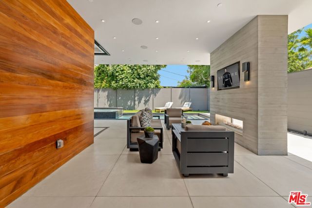 818 N Curson Avenue, Los Angeles CA: https://media.crmls.org/mediaz/455d12e5-9f08-425b-9a41-561f62c8866f.jpg