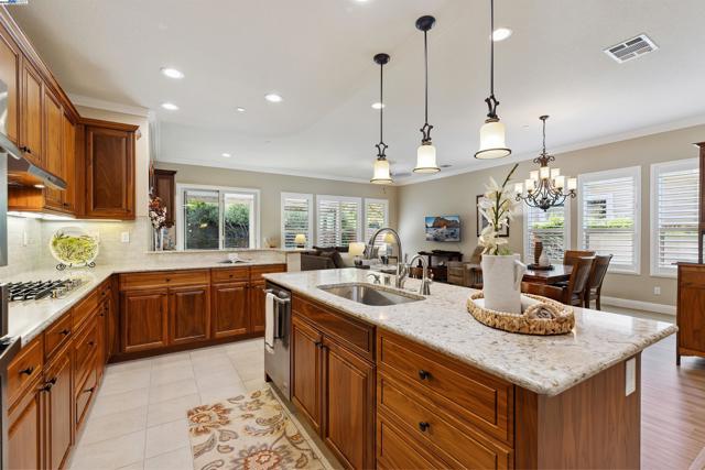 1748 Veneto Ln, Brentwood CA: https://media.crmls.org/mediaz/455d1619-4cae-461e-91c7-dc91e504e555.jpg