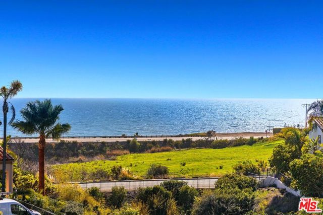 6436 Lunita Road, Malibu CA: https://media.crmls.org/mediaz/455deebd-f44b-4348-87e0-3d95d9bb072a.jpg