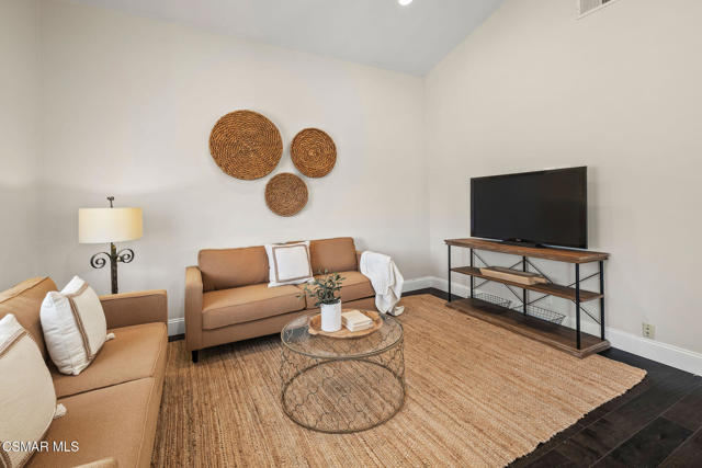 4570 N Vistapark Drive, Moorpark CA: https://media.crmls.org/mediaz/455eec05-e998-474b-8b36-3629129b8de3.jpg
