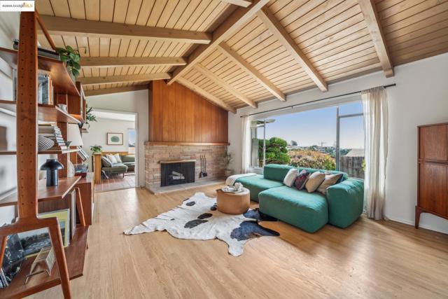 8499 Aster Ave, Oakland CA: https://media.crmls.org/mediaz/455f3230-03f5-4f3d-8160-548add015b35.jpg